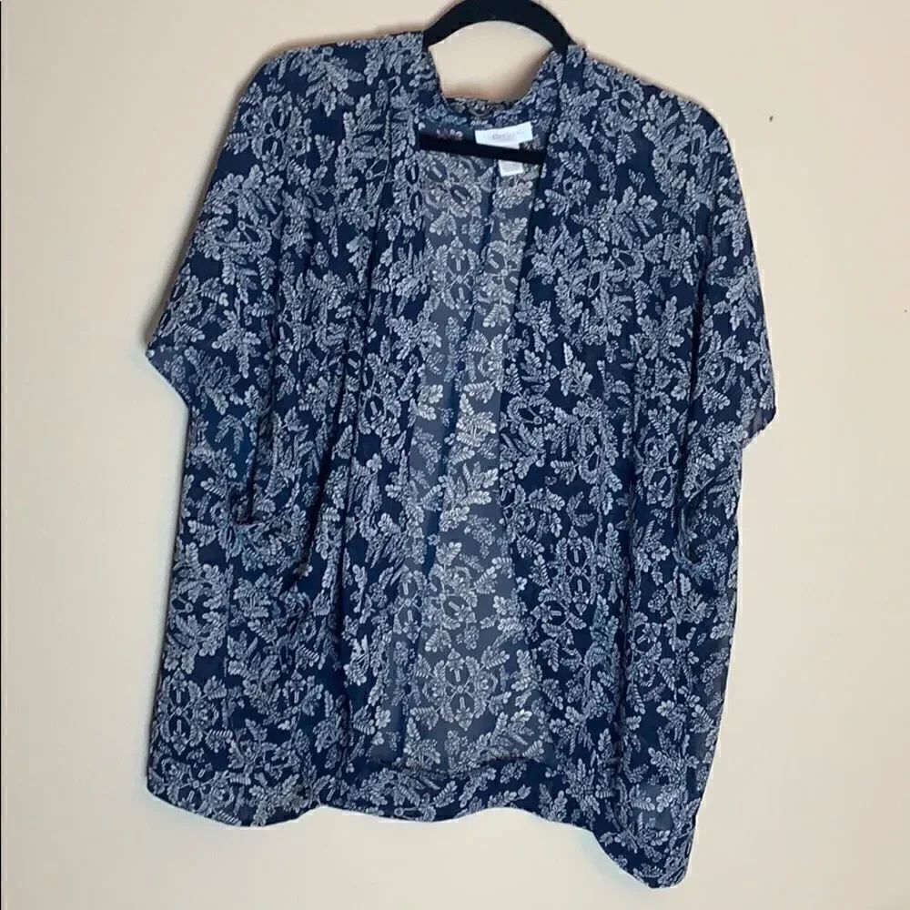 Motherhood Maternity size small. Flowing shirt D1